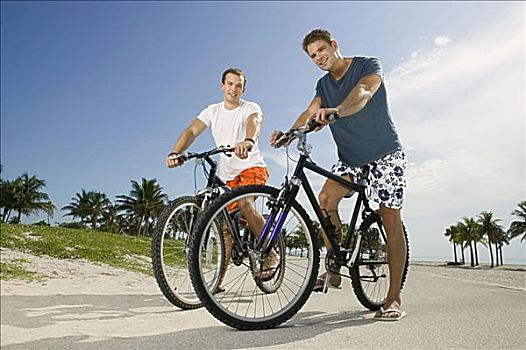 肖像,两个,年轻,男人,拿着,自行车