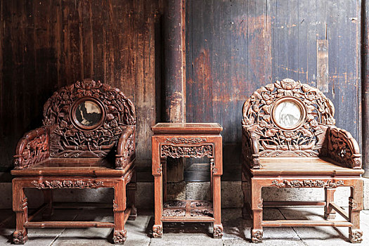 徽派老宅内的中式实木木雕座椅