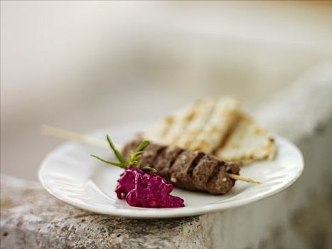 羊肉串,甜菜沙拉,皮塔饼,希腊