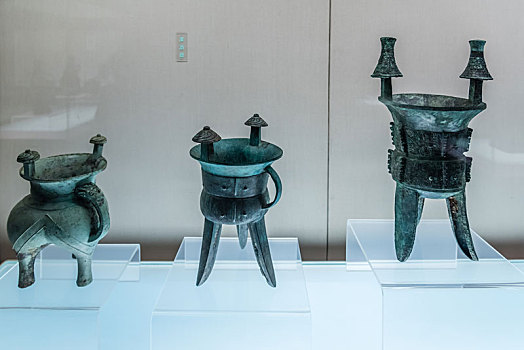 上海博物馆的商代青铜器灌酒器