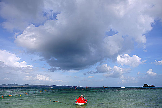 泰国普吉岛沙滩海岛上的红色摩托艇蓝天白云素材