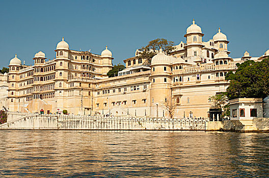城市宫殿,岸边,湖,皮丘拉,乌代浦尔,拉贾斯坦邦,印度