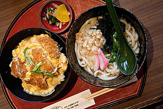 日本,组合,食物,特征,猪排,上方,米饭,粗厚,乌冬面,汤,鱼肉饼,海草,洋葱