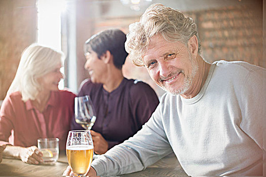 头像,微笑,老人,喝,啤酒,就餐,朋友,餐厅桌子