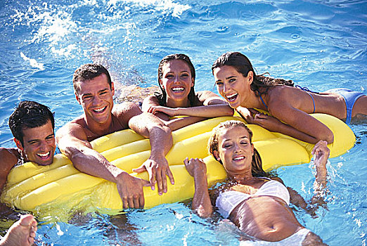 游泳池,气垫,团体,有趣,群体,20-30岁,泳衣,沐浴,休闲,度假,轻松,朋友,友谊,一起,愉悦,高兴,户外,夏天,浴,水池