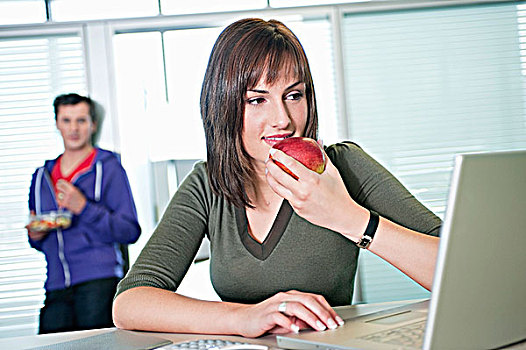职业女性,吃,苹果,笔记本电脑