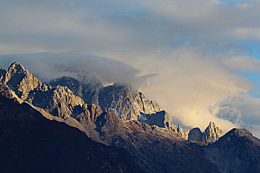 云南丽江玉龙雪山,清晨山峰