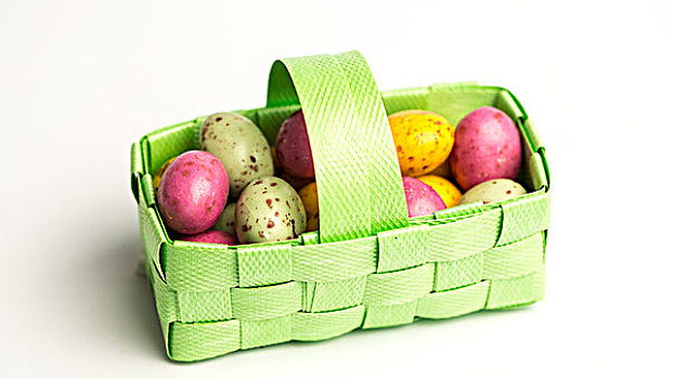 斑点,彩色,复活节彩蛋,绿色,篮子,白色背景,背景