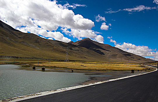 峡谷中的公路