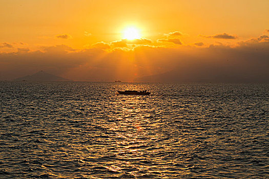大海日出与渔船相映成景