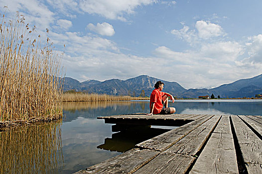 男人,坐,码头,湖,停泊,靠近,山峦,背影,上巴伐利亚,德国,欧洲