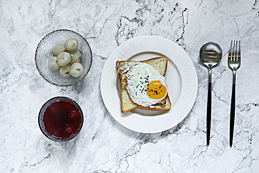 西式煎鸡蛋烤面包早餐