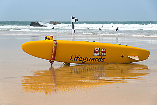 黄色,冲浪板,救生员,躺着,海滩,英吉利海峡,康沃尔,英格兰,英国,欧洲