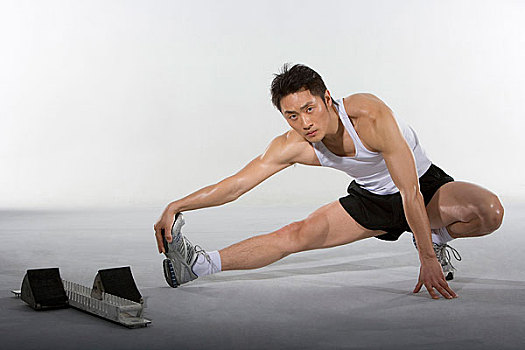一名男运动员在做起跑前的准备动作