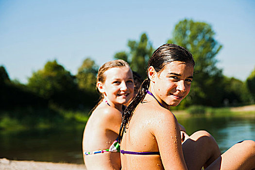 两个女孩,坐,海滩,湖,看镜头,微笑,黑森州,德国