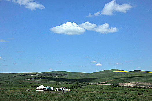 内蒙古呼伦贝尔阿尔山草原上的蒙古包