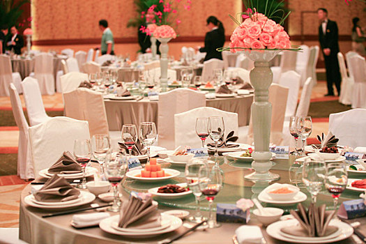 杯子,碗筷,台面,桌台,摆台,美食,花,餐厅,餐桌,餐具,桌椅,椅子,酒店,饭店,室内