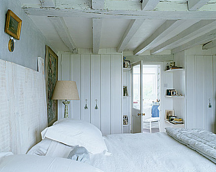 乡村,卧室,双人床,白色,亚麻布,木质,床头板,靠近,艺术品,灯