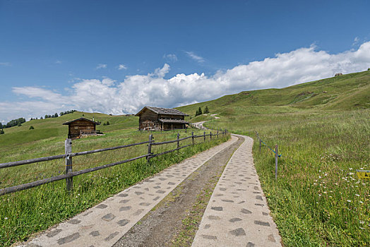高山草原牧场上的小木屋,意大利多洛米蒂山区夏季苏西高原草甸和山峰自然风景
