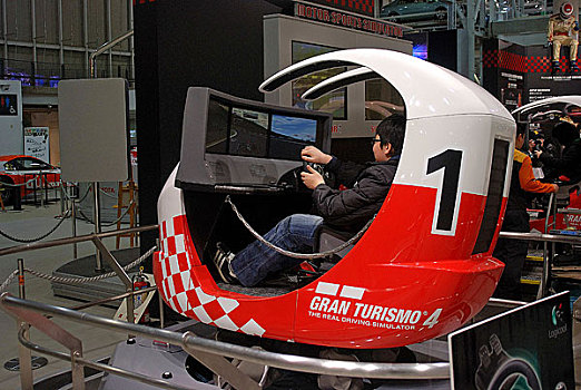 东京台场丰田汽车馆的模拟赛车游戏机