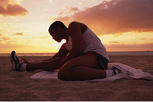 男人,海滩,运动装,伸展,腿,日落