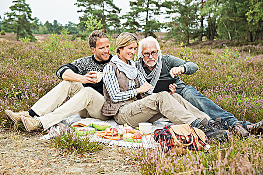 老人,中年,夫妻,野餐