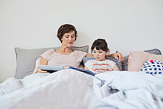 母女,放松,床上,女儿,读,书本,母亲,拿着,数码