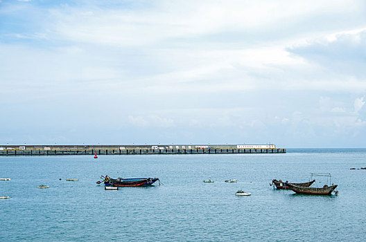 渔船,船坞,船,海岛,海堤,大海,砾滩,海塘,海岸,水岸,滨水地区,水系,堤坝,码头,港口,天际线,海水,海平面,海