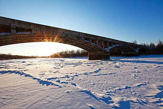内蒙古雪天里的火车桥