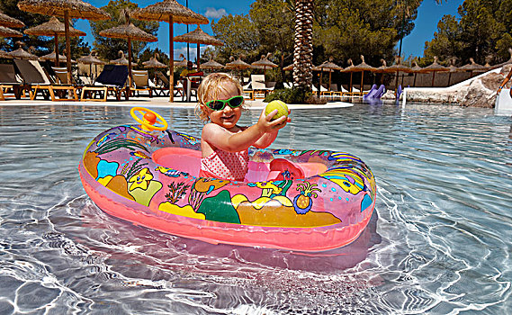 女孩,2岁,坐,船,游泳池,福门特拉岛,巴利阿里群岛,西班牙,欧洲