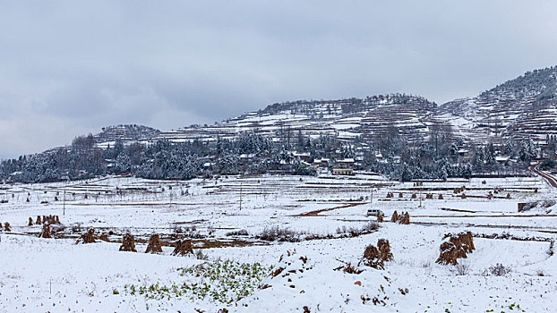 云南昭通大山包冬季雪山蜿蜒田野