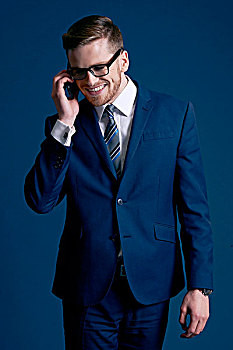 男人,蓝色,套装,领带,胡须,袖口,蓝色背景,看,电话
