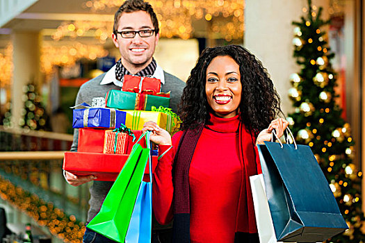 情侣,白人,男人,黑人女性,圣诞礼物,礼物,购物袋,商场,正面,圣诞树