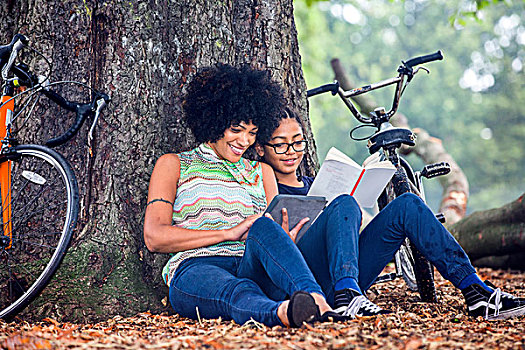 成年,女人,儿子,坐,公园,树,读,书本,数码