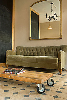 灰色,沙发,轮式,茶几,简单,木质,上面