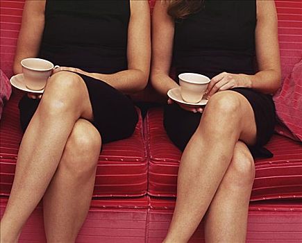 特写,两个女人,拿着,茶杯