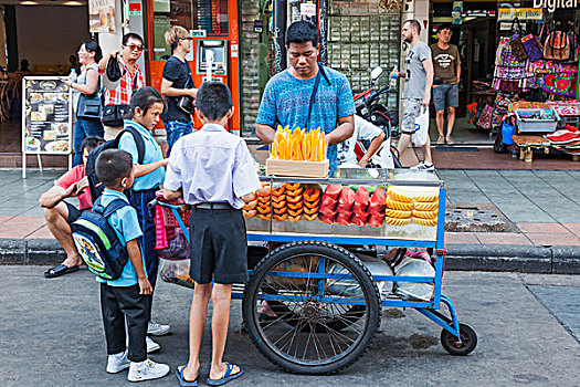 泰国,曼谷,道路,泰国人,学童,买,新鲜,水果,街头摊贩