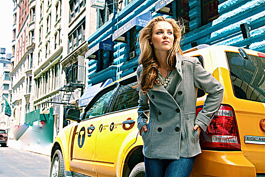 金发女郎,戴着,灰色,毛织品,外套,牛仔裤,正面,黄色出租车