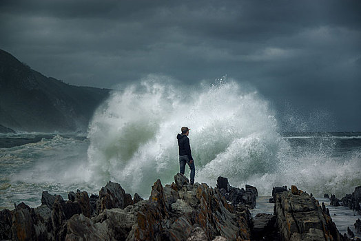 男人,岩石上,正面,碎波,海浪,岩石海岸,齐齐卡马国家公园,南非,非洲