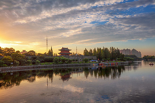 夕阳下的荆州古城风景区很美丽