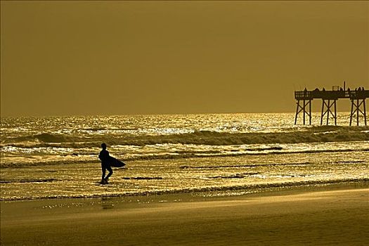 剪影,一个人,走,海滩,代托纳比奇,佛罗里达,美国