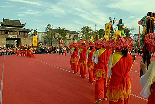 歙县古城府衙广场表演休宁威风锣鼓