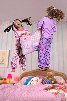 两个女孩,留宿,跳跃,床
