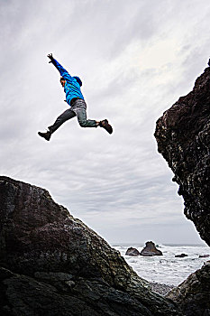 男人,跳跃,上方,石头,草原小溪红杉州立公园,加利福尼亚,美国