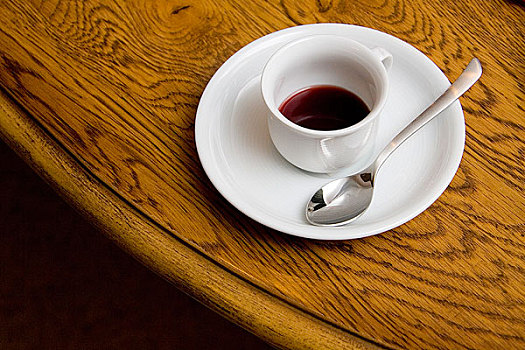 一杯咖啡放在桌子上