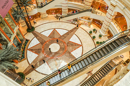 购物广场中庭巨大的地面图案和自动扶梯