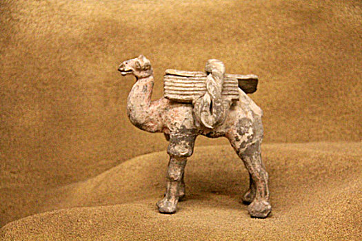 彩绘陶载物骆驼
