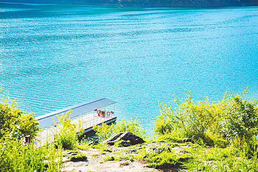新疆天池夏季美丽湖面