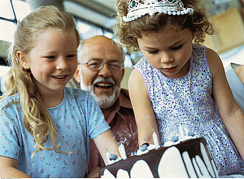 爷爷,孙女,看,生日蛋糕