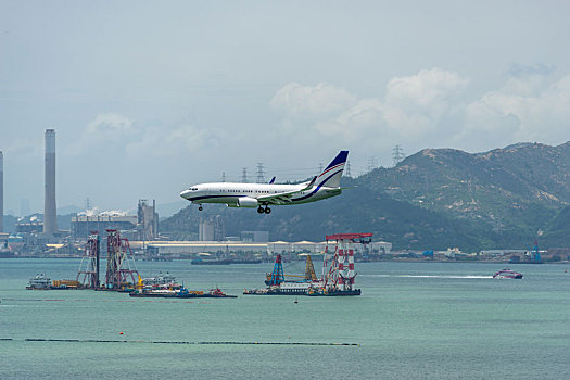 一架美国波音737的私人飞机正降落在香港国际机场